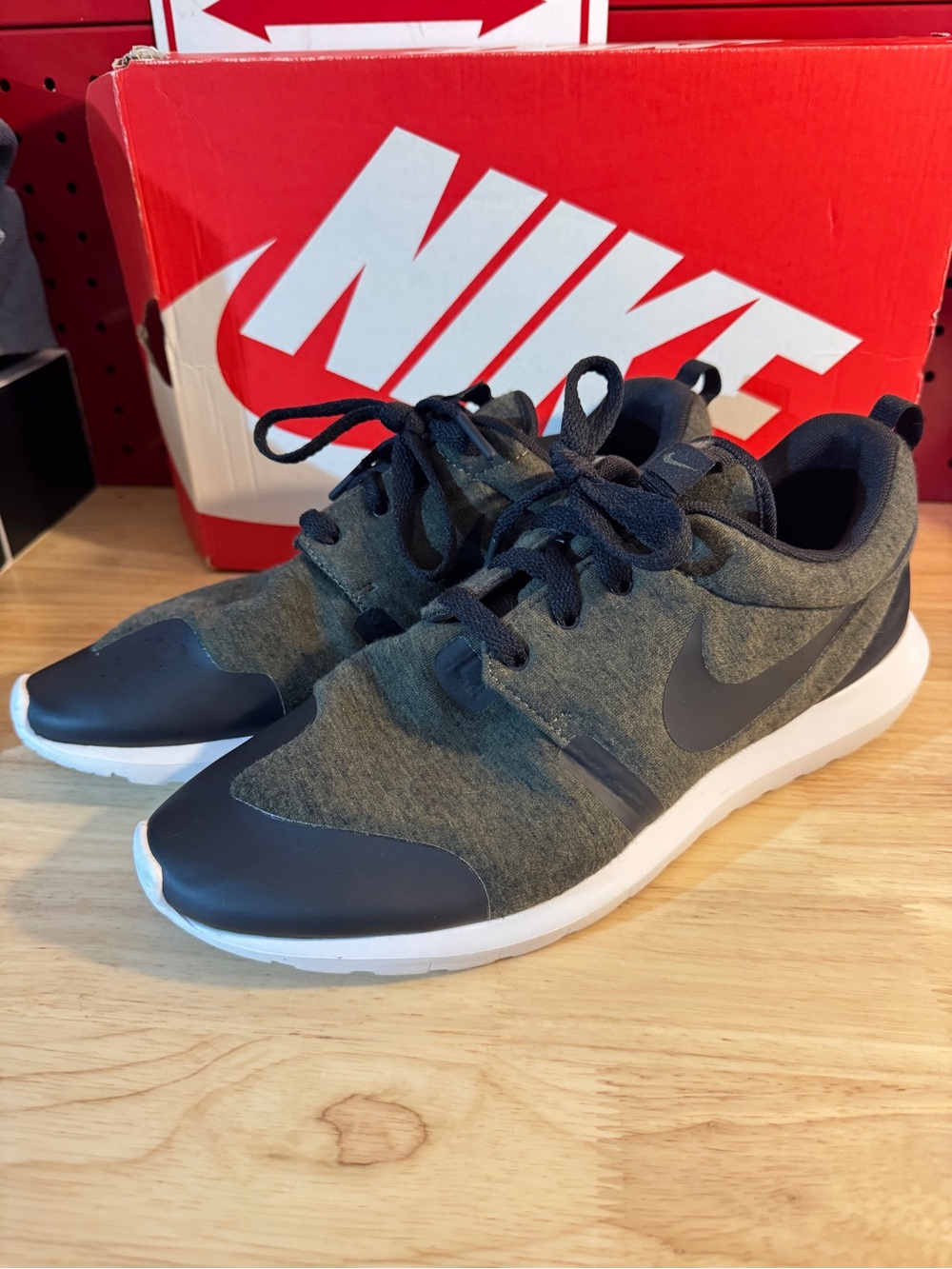 Nike Men's Rosherun Size 10.5
